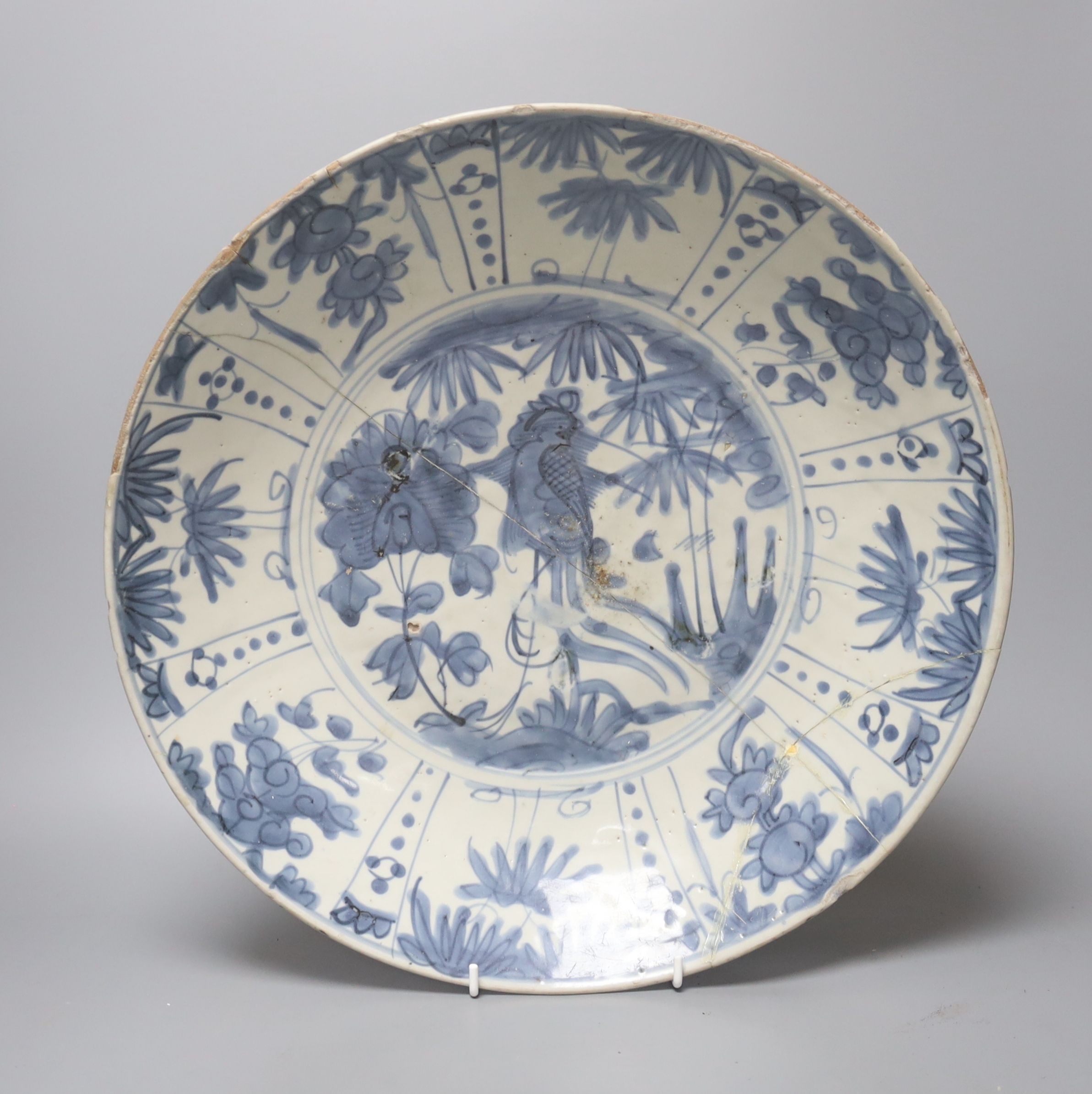 A 17th century Swatow blue and white dish 36cm